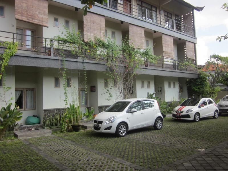 Urbanview Hotel Wayan Mansion Денпасар Екстериор снимка