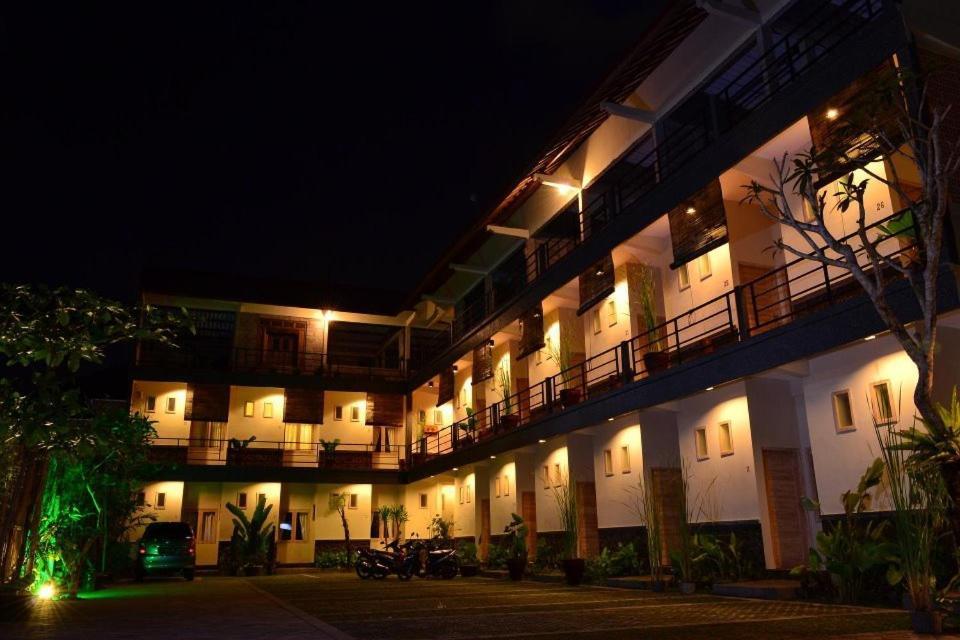 Urbanview Hotel Wayan Mansion Денпасар Екстериор снимка